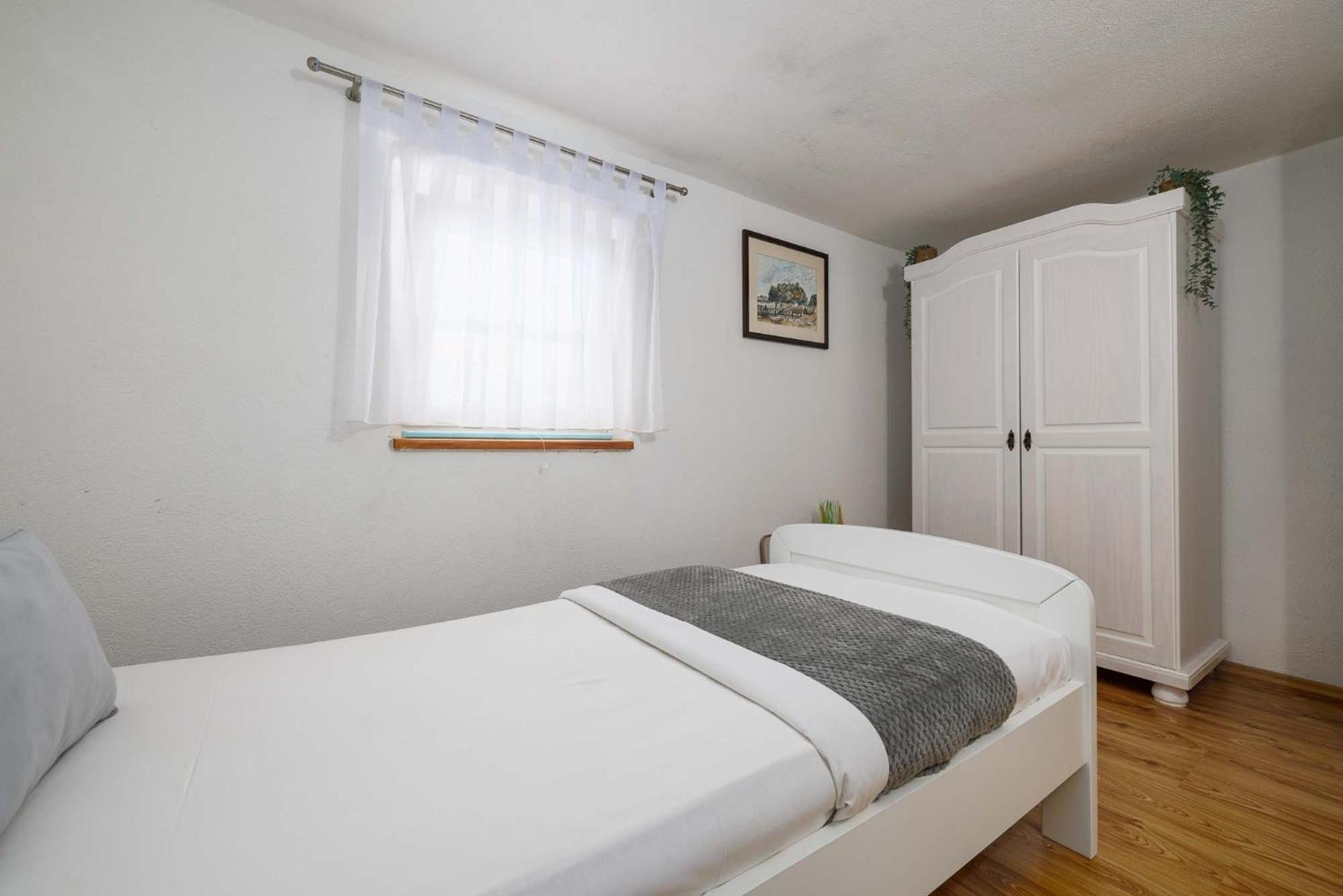 Apartment Katalin Kornić Buitenkant foto